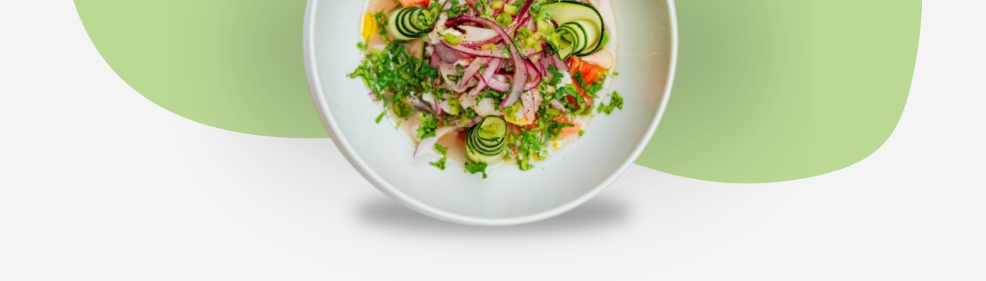 Frischer Sommer-Salat mit Gurke, roten Zwiebeln & Kräutern